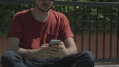 Junger-Teenager,-Der-Sein-Smartphone-Im-Freien-Nutzt