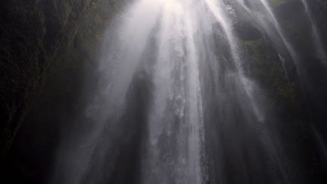 Erstaunliche-Landschaft-Des-Wasserfalls-In-Den-Bergen