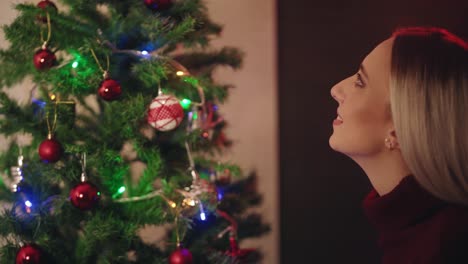 Glückliche-Frau,-Die-Weihnachtsbaum-Schmückt