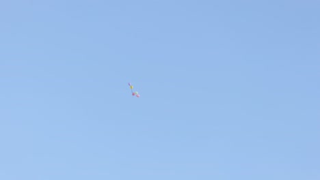 Luftballons-Fliegen-Im-Blauen-Himmel