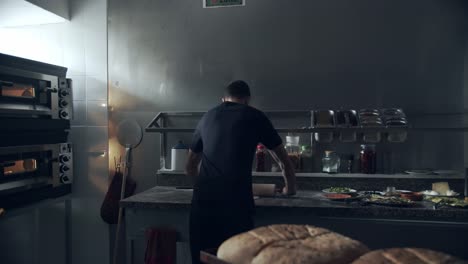 Chef-Anónimo-Enrollando-Masa-Para-Pastelería