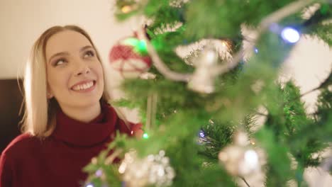 Glückliche-Frau,-Die-Weihnachtsbaum-Schmückt