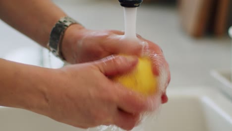 Frau-Wäscht-Zitrone-Unter-Wasserhahn-Im-Waschbecken