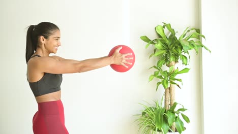 Lächelnde-Ethnische-Sportlerin,-Die-Mit-Fit-Ball-Trainiert