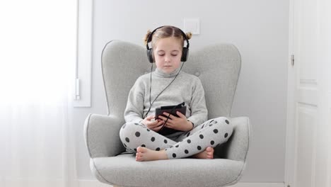 Girl-in-headphones-listening-to-music