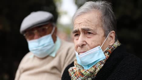 Elderly-couple-with-face-mask-on-the-street