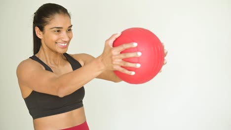 Lächelnde-Ethnische-Sportlerin,-Die-Mit-Fit-Ball-Trainiert
