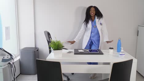 Doctora-Negra-Con-Uniforme-Médico-Bailando-En-La-Clínica