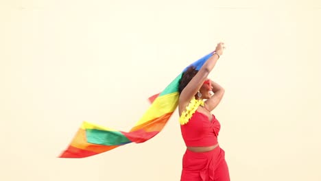 Stilvolle-Schwarze-Frau-Mit-LGBTQ-Flagge-Auf-Hellem-Hintergrund