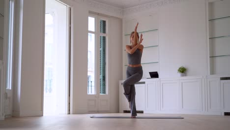 Flexible-Frau,-Die-Zu-Hause-Yoga-Praktiziert