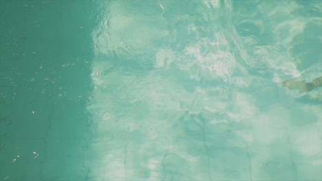 Frau-Schwimmt-Im-Pool