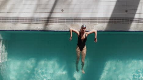 Mujer-Nadadora-En-La-Piscina