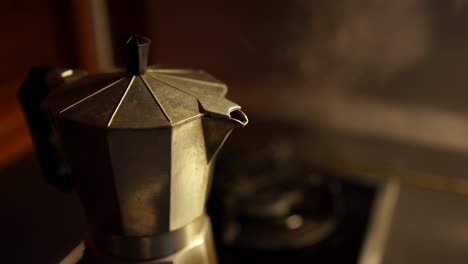 Geysir-Kaffeemaschine-Im-Feuerofen
