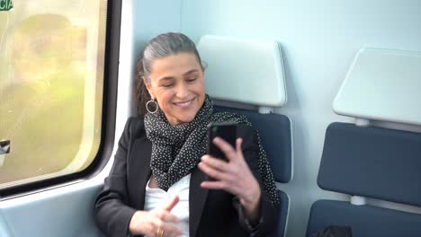 Lächelnde-Reife-Frau,-Die-Während-Der-Zugfahrt-Ein-Foto-Macht