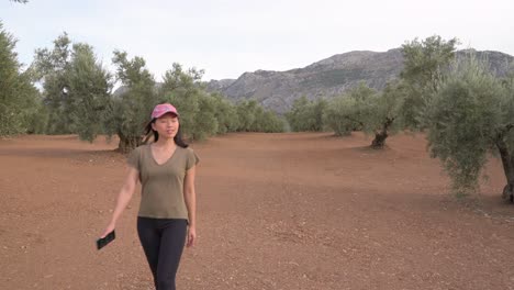 Asiatische-Frau,-Die-In-Der-Nähe-Von-Olivenbäumen-Spaziert
