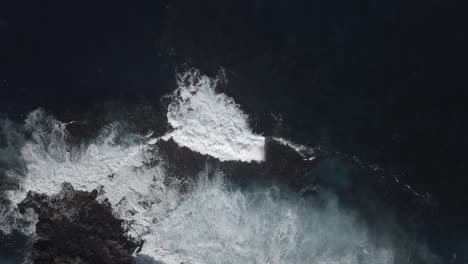 Atemberaubende-Aussicht-Auf-Die-Wellen,-Die-An-Der-Felsigen-Küste-Rollen