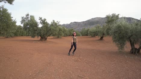 Asiatische-Frau-Springt-In-Der-Nähe-Von-Olivenbäumen