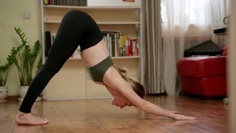 Flexible-Frau,-Die-Yoga-Asanas-Macht
