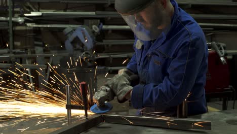 Arbeiter-Schweißt-Metallkonstruktionen-In-Der-Werkstatt