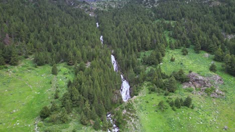Río-Que-Fluye-A-Través-Del-Valle-Del-Bosque-En-Las-Montañas