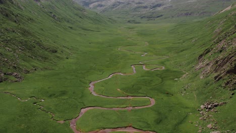 Curved-river-in-mountainous-valley
