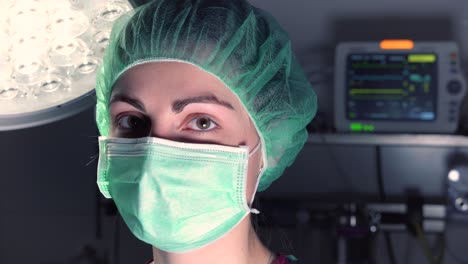 Female-Surgeon-In-Operating-Theater