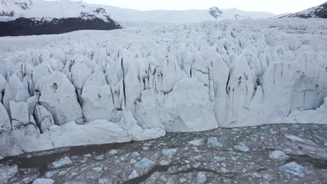 Impresionante-Glaciar-Cerca-Del-Mar-Frío.