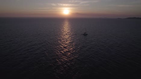 Motorboot-Schwimmt-Bei-Sonnenuntergang-Mit-Hoher-Geschwindigkeit-Im-Meer