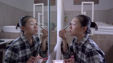 Mujer-Asiática-Maquillandose-En-Casa