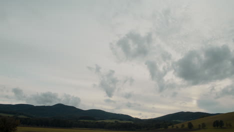 Pradera-Contra-Las-Montañas-Bajo-El-Cielo-Nublado