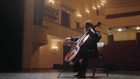 Eine-Talentierte-Frau-Spielt-Cello-Auf-Der-Bühne-Der-Opernhausdame-Und-Des-Violoncellos