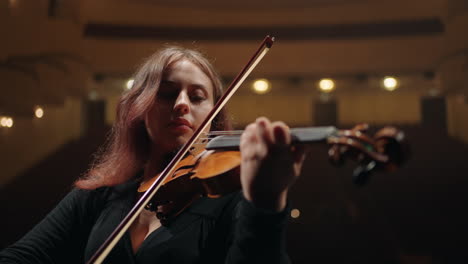 Estudiante-De-Música-Está-Tocando-El-Violín-En-La-Escena-De-La-ópera-Moderna-Mujer-Violinista