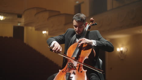 Músico-Talentoso-Está-Tocando-El-Violonchelo-En-La-Escena-De-La-Antigua-ópera-Retrato-De-Violonchelista-En-El-Music-Hall