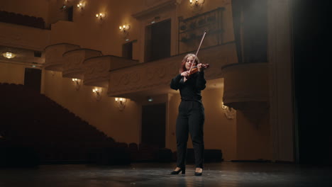 Porträt-Einer-Jungen-Geigenspielerin,-Die-Im-Musiksaal-Geige-Spielt.-Geigerin-Im-Opernhaus