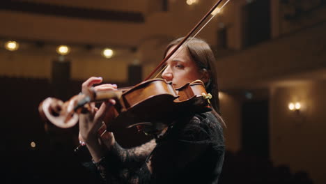 Geigerin-Spielt-Solo-Im-Varieté-Saal-Porträt-Einer-Talentierten-Musikerin-Auf-Der-Bühne-Im-Opernhaus