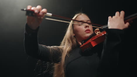 Geigerin-Spielt-Moderne-Klassische-Musik-Im-Dunklen-Porträt-Der-Philharmonie