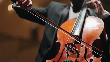 Músico-Está-Tocando-Violonchelo.-Vista-De-Primer-Plano-Del-Violonchelo.-Manos-De-Violonchelista-Y-Arco.-Concierto-De-Música-Clásica.