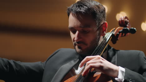 Der-Talentierte-Violoncellist-Spielt-Cello.-Porträt-Eines-Musikers-Bei-Einem-Konzert-Im-Alten-Opernhaus-Oder-In-Der-Philharmonie