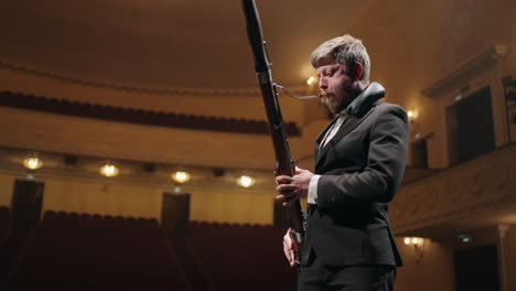 Ein-Hübscher-Bärtiger-Mann-Spielt-Fagott-Im-Musiksaalkonzert-Oder-Bei-Der-Probe-Eines-Symphonieorchesters