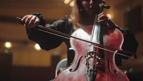 Bella-Dama-Está-Tocando-El-Violonchelo-En-El-Music-Hall.-La-Violonchelista-Femenina-Está-Ensayando-En-Escena.