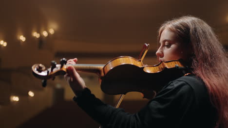 Concierto-De-Orquesta-Sinfónica-Violinista-Interpreta-Música-En-Escena