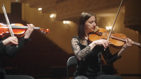 Geigerinnen-Spielen-Musik-Auf-Der-Bühne-Des-Musiksaals,-Professionelle-Musiker-In-Der-Philharmonie