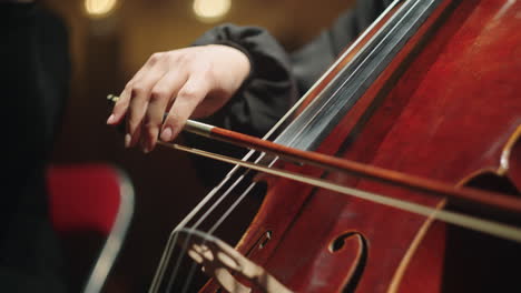 La-Mujer-Está-Tocando-El-Violonchelo.-Primer-Plano-De-Las-Manos-Del-Violonchelista-Y-Del-Arco-En-Las-Cuerdas.