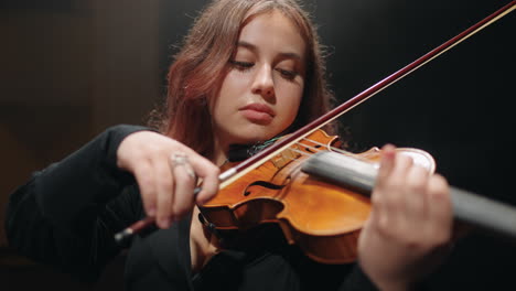 Eine-Junge,-Mollige-Geigenspielerin-Spielt-Vor-Ort-Im-Modernen-Opernhaus-Musik