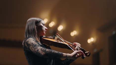 La-Mujer-Está-Tocando-El-Viejo-Violín-Músico-Femenino-En-La-Orquesta-Sinfónica-Violinista-En-La-Escena-Del-Music-Hall