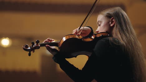 Porträt-Einer-Geigerin-Im-Alten-Opernhaus,-Klassisches-Musikkonzert,-Dame-Spielt-Geige