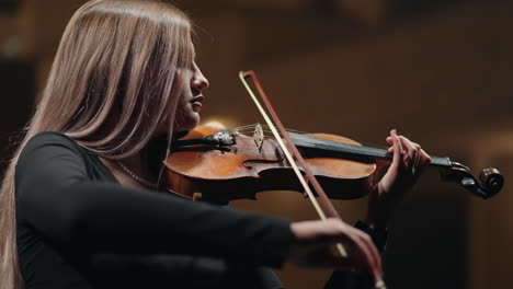 Una-Joven-Violinista-Está-Tocando-El-Violín-En-La-Escena-De-La-ópera-O-Del-Retrato-Del-Music-Hall.