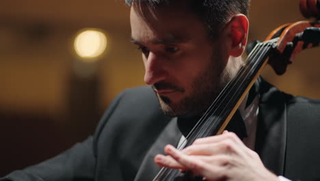 El-Hombre-De-Pelo-Oscuro-Está-Tocando-El-Violonchelo-En-La-Escena-Del-Ensayo-O-Concierto-De-La-ópera-Retrato-Del-Violonchelista