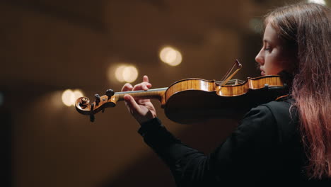 Primer-Violín-En-La-Orquesta-Sinfónica-La-Joven-Toca-El-Violín-En-La-Escena-Del-Retrato-Del-Music-Hall