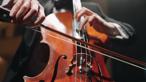 El-Violonchelista-Está-Tocando-El-Violonchelo-En-La-Escena-Del-Ensayo-De-Vista-De-Cerca-Del-Music-Hall-O-Concierto-De-La-Orquesta-Sinfónica.